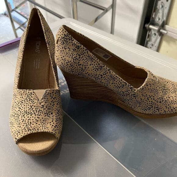 TOMS Michelle Tiny Cheetah Print Peep Toe Wedge Sandal NWOT 9 - Picture 3 of 7
